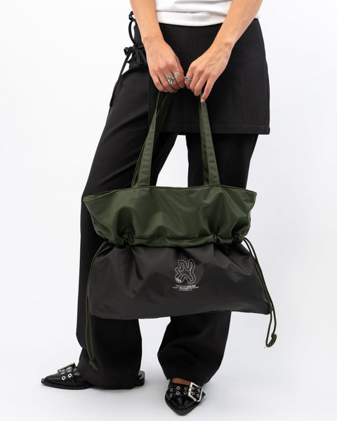 Green Shield Midi shopper med datomærkning. Viser hvornår shopperen er produceret. IGEN swirl logo. 