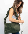 Green Shield Midi shopper med justerbar strop. Hiv i snørerne i siden for at justere stroppen. 