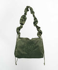 Green Shield Midi shopper med ruffle strop. Justerbar strop der skaber et ruffle. Og den grønne farve changere i lyset. 