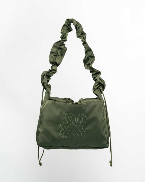 Green Shield Midi shopper med ruffle strop. Justerbar strop der skaber et ruffle. Og den grønne farve changere i lyset. 