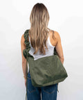 Green Shield Midi shopper med ruffle strop. Kan bæres som skuldertaske og som crossbody shopper. 