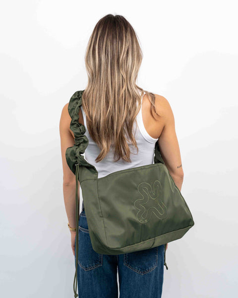 Green Shield Midi shopper med ruffle strop. Kan bæres som skuldertaske og som crossbody shopper. 