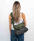 Green Shield Midi med vendbar funktion. Båret som crossbody. To tasker i én. Dark Grey og Green. 