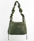 Green Shield Midi shopper med ruffle strop. Den grønne farve changere i lyset. Shopperen af vandafvisende. 