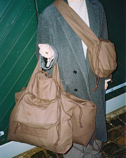 BROWN // SIGNATURE SHOPPER