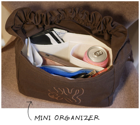 Brown mini ruffle shopper med mini organizer. Organizer gør at ens shopper får strukture og kan deles op. Brug den sammen med slim sleeve.  