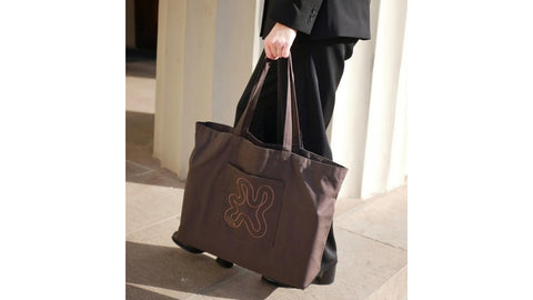Brown Signature shopper med broderet IGEN logo. Bred forelomme. Shopper i genanvendt materiale. 