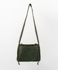 Green Shield Mini Crossbody, med snørelukning til at holde tasken kompakt. 