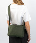 Green Shield Mini Crossbody, båret som crossbody shopper.