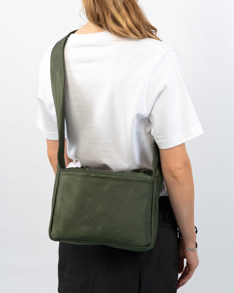 Green Shield Mini Crossbody, båret som crossbody shopper.