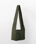 Green Shield Mini Crossbody, set bagfra. Rich Green changere i lyset. Vandafvisende shopper