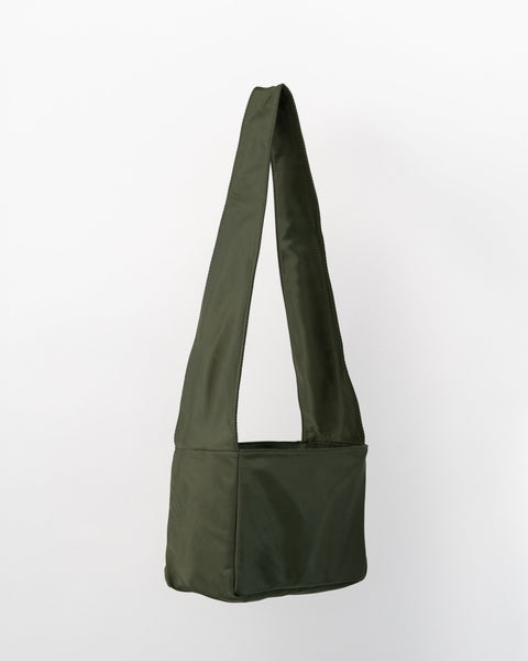 Green Shield Mini Crossbody, set bagfra. Rich Green changere i lyset. Vandafvisende shopper