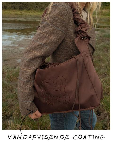 Brown midi shield shopper. En taske med vandafvisende materiale. 
