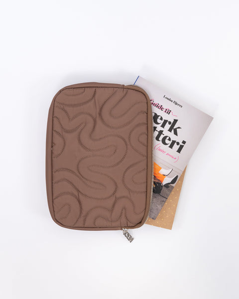 BOOK SWIRL SLEEVE // BROWN