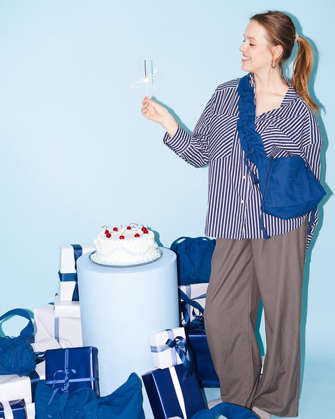 BLUE // RUFFLE SHOPPER CROSSBODY