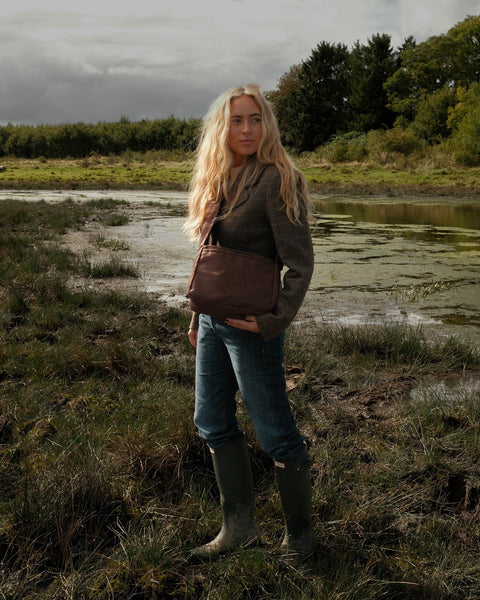 Brown Shield Mini Crossbody. Vandafvisende shopper. Perfekt til regnvejrsdage.  