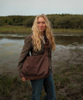 Brown Midi Ruffle shopper, båret som crossbody.