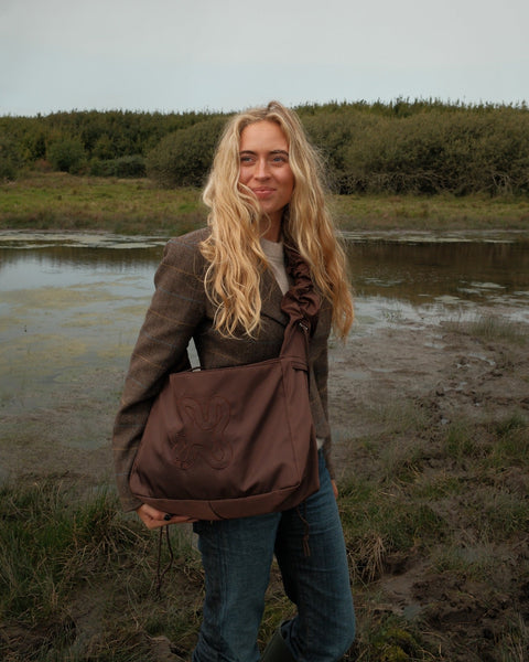 Brown Midi Ruffle shopper, båret som crossbody.