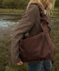 Brown Midi Shopper, med ruffle strop. Båret som skuldertaske. 