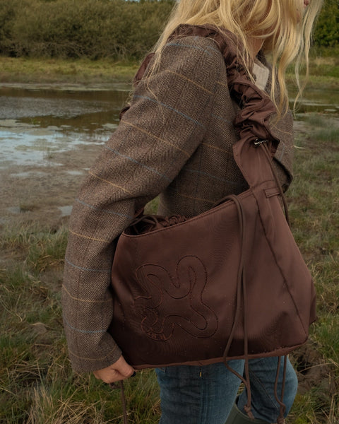 Brown Midi Shopper, med ruffle strop. Båret som skuldertaske. 