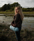 Brown Shield Ruffle Midi Shopper, med vendbar funktion. Brown og Ice-blue.