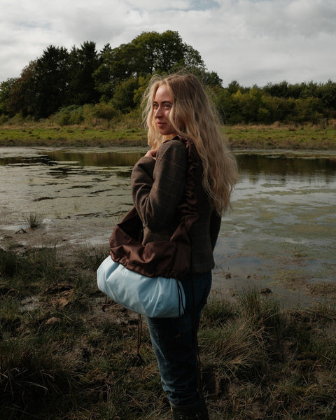 Brown Shield Ruffle Midi Shopper, med vendbar funktion. Brown og Ice-blue.