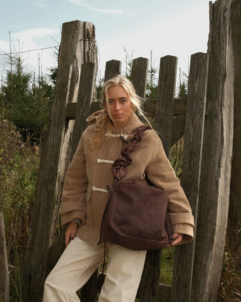 Brown Shield Ruffle midi, shopper til hverdagen. Vandafvisende shopper. 