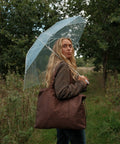 Brown Signature i naturen. En vandafvisende shopper til hverdagen.