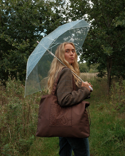 Brown Signature i naturen. En vandafvisende shopper til hverdagen.