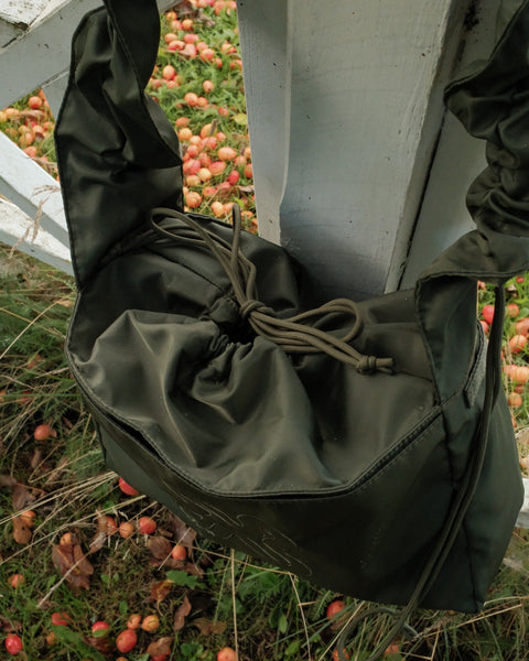 Green Shield Midi Ruffle Shoppe. Snørelukning til at holde shopperen kompakt. 