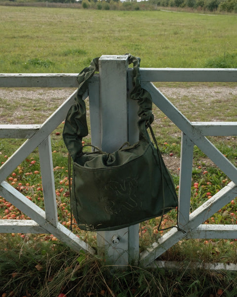 Green Shield Midi Shopper. Vandafvisende og vendbar, perfekt til hverdagen.