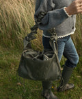 Green Shield Midi Shopper, med ruffle strop og snørelukning. 