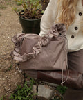 Grey Shield Midi Shopper. Strop rufflet pænt sammen, for en kortere strop. Justerbar strop.