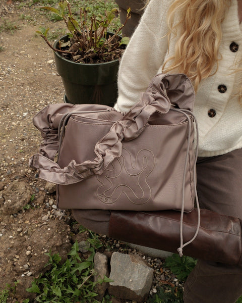 Grey Shield Midi Shopper. Strop rufflet pænt sammen, for en kortere strop. Justerbar strop.