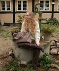 Grey Shield Midi Shopper med ruffle strop - justerbar strop. Snørelukning. Vandafvisende og vendbar shopper.