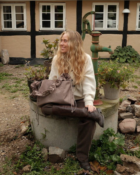 Grey Shield Midi Shopper med ruffle strop - justerbar strop. Snørelukning. Vandafvisende og vendbar shopper.