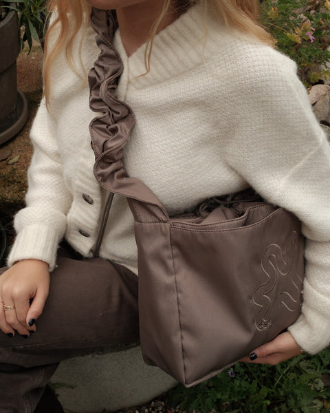 Grey Midi Shopper med Ruffle Strop, båret som crossbody shopper. Vandafvisende shopper.