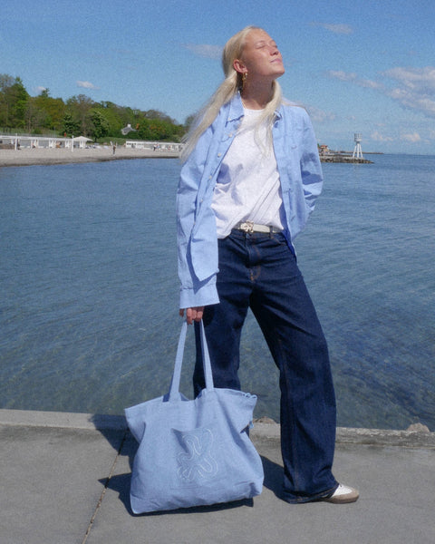 LIGHT BLUE  // SIGNATURE SHOPPER