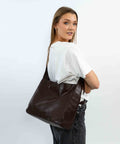 Mørkebrun VEGA skuldertaske fra IGEN båret crossbody.