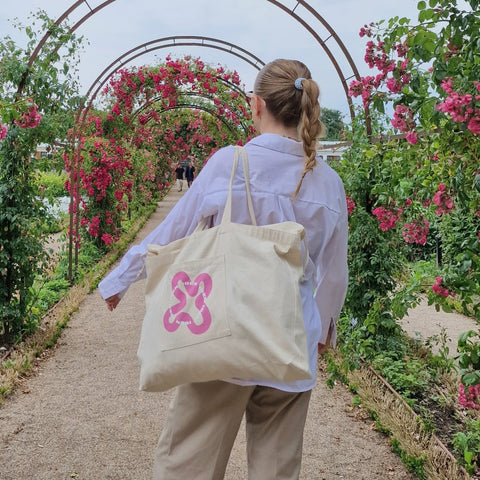 SIGNATURE SHOPPER // Pink Swirl